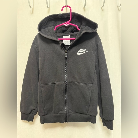 Nike Boy’s 6-7 Zip-Up Hoodie in Black with White Logo 0109 - Picture 2 of 6